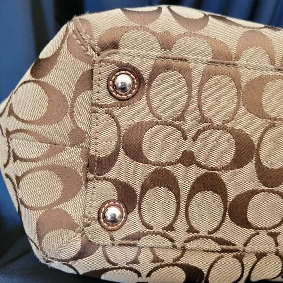 COACH Signature Pleated Shoulder tote in Brown/Beige. Perfect classic fall bag! - Picture 16 of 16